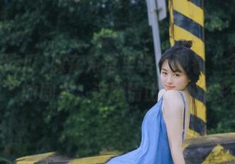 躲在角落里悄悄观看“全网吃瓜”的剧本，这剧情比我还精彩；