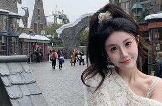 没有人会告诉你的链接：好莱坞黑料正能量，细节处透着一丝诡异。