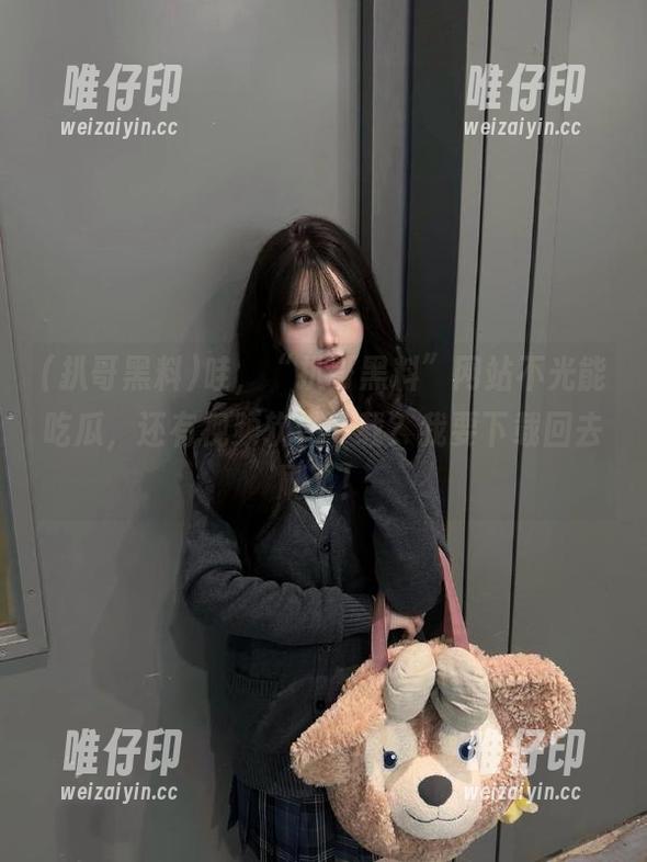 扒哥黑料 哇,“扒哥黑料”网站不光能吃瓜,还有视频软件下载?我要下载回去刷了!