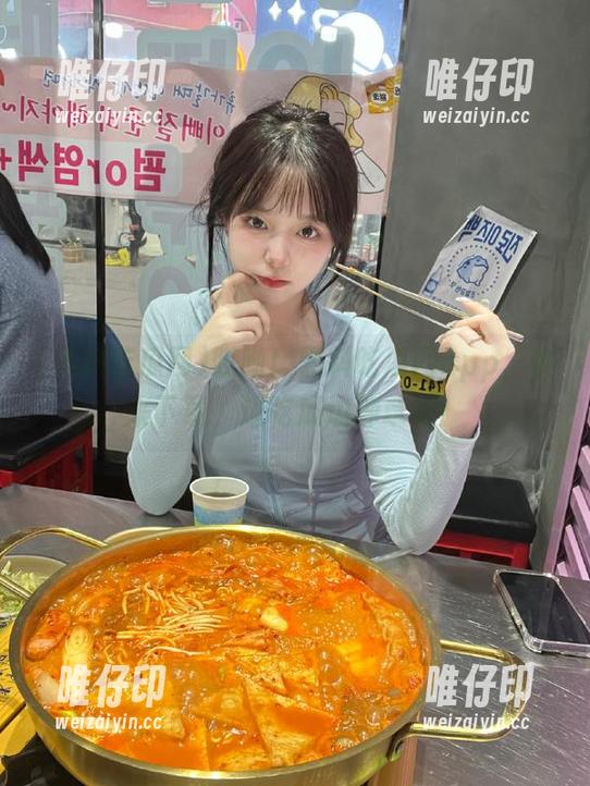 哎呦！黑料吃瓜网app，快来下载，边吃瓜边种草吧！