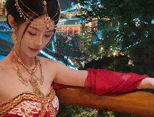 手指一滑，“黑料吃瓜网页”app居然给我推送了这样的瓜，卧槽，我忘了我午饭还没吃…